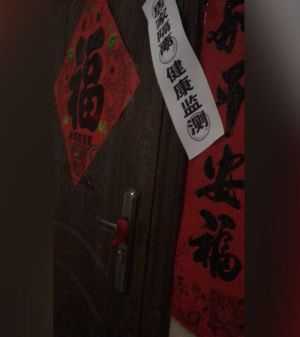 ▲中國大連疫情嚴峻,居家隔離者家門口遭貼封條不得出戶,有大媽異想天開爬窗打算「跳樓外出」畫面曝光嚇壞不少網友。(圖/翻攝自微博) ▲中國大連疫情嚴峻,居家隔離者家門口遭貼封條不得出戶,有大媽異想天開爬窗打算「跳樓外出」畫面曝光嚇壞不少網友。(圖/翻攝自微博)