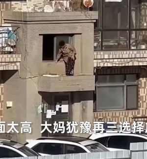 ▲中國大連疫情嚴峻,居家隔離者家門口遭貼封條不得出戶,有大媽異想天開爬窗打算「跳樓外出」畫面曝光嚇壞不少網友。(圖/翻攝自微博) ▲中國大連疫情嚴峻,居家隔離者家門口遭貼封條不得出戶,有大媽異想天開爬窗打算「跳樓外出」畫面曝光嚇壞不少網友。(圖/翻攝自微博)