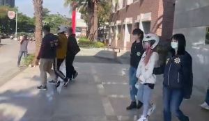 宋生問媽媽「我真的會好嗎」 左耳聽力有異暫留加護病房 ▲警方移送許姓主嫌及幹部4人,其中1人是金長髮妹。(圖/台中市警局提供,2021.11.15)