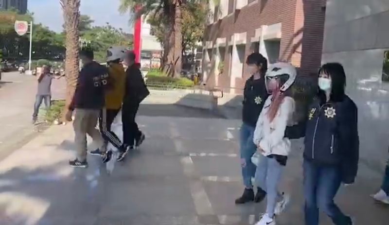 ▲警方移送許姓主嫌及幹部4人,其中1人是金長髮妹。(圖/台中市警局提供,2021.11.15)