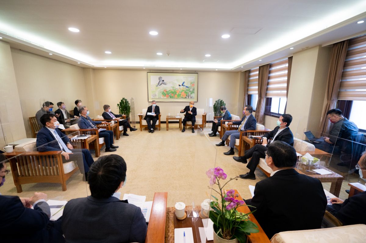 ▲行政院長蘇貞昌召開擴大防疫會議,指揮中心於會中表示,目前國內本土疫情處於低點,社區風險穩定控制中。(圖/行政院提供)