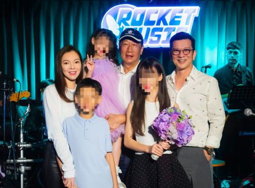 ▲郭台銘和曾馨瑩育有2女1子，右邊站著的是音樂人陳子鴻。（圖／喜歡音樂提供）