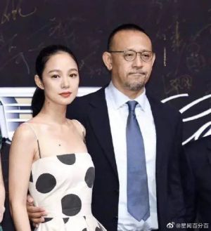 ▲姜文(右)和二婚老婆周韻結婚16年。(圖/翻攝微博) ▲姜文(右)和二婚老婆周韻結婚16年。(圖/翻攝微博)