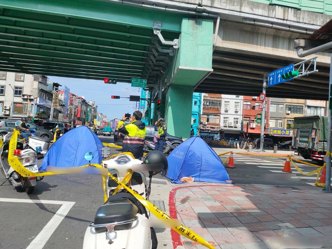 ▲台北市士林區今（15）日發生一起死亡車禍，祖孫遭砂石車輾過當場死亡。（圖／翻攝畫面）