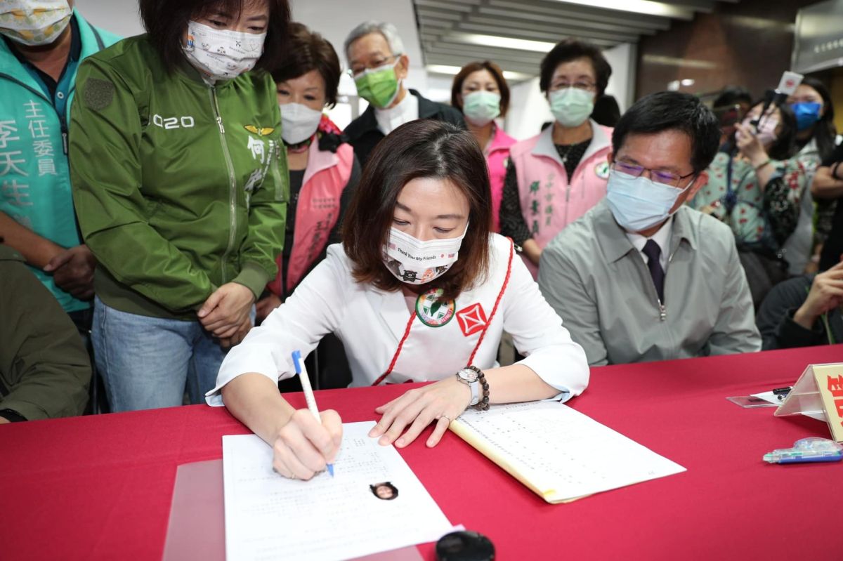 ▲林佳龍今(15)日早上陪同林靜儀,正式登記參加台中市第二選區立委補選。(圖/翻攝自林佳龍臉書)