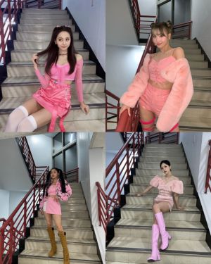 ▲子瑜(上排左起)、MOMO、志效、Mina的樓梯照都沒修圖。(圖/TWICE IG) ▲子瑜(上排左起)、MOMO、志效、Mina的樓梯照都沒修圖。(圖/TWICE IG)