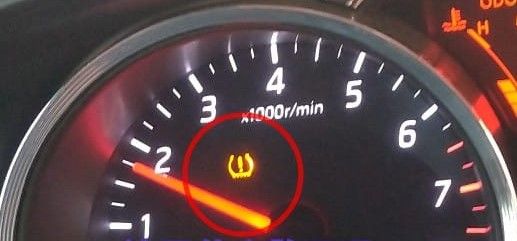▲原PO開車開到一半，儀錶板驚現像瑪莎拉蒂標誌一樣的警示燈。（圖／取自《爆系知識家》）