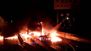影/自撞隧道口護欄 自小客車燒成廢鐵