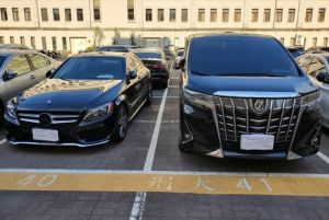 主嫌張男背後的博弈集團被抄,警方查獲4台百萬名車。(圖/翻攝畫面) ▲主嫌張男背後的博弈集團被抄,警方查獲4台百萬名車。(圖/翻攝畫面)