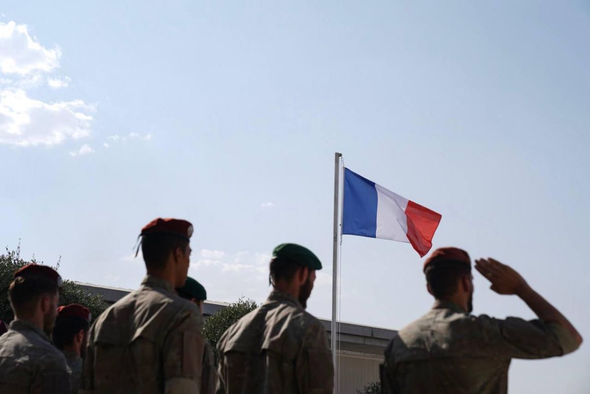 ▲歐洲媒體透露，法國總統馬克宏（Emmanuel Macron）將國旗改為「海軍藍」，更貼近法國大革命的象徵意義。（圖／美聯社／達志影像）
