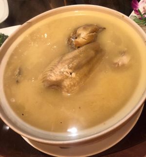 濃到黏嘴唇!台灣人最愛湯品代表?煮成火鍋超好喝 ▲驥園濃到黏嘴唇的砂鍋土雞湯,滿滿膠原蛋白超誘人。(圖/讀者林小姐提供)
