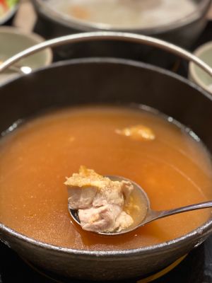 濃到黏嘴唇!台灣人最愛湯品代表?煮成火鍋超好喝 ▲帶皮雞腿肉煮後吸飽湯汁,常常一不小心吃過頭。(圖/記者蕭涵云攝)