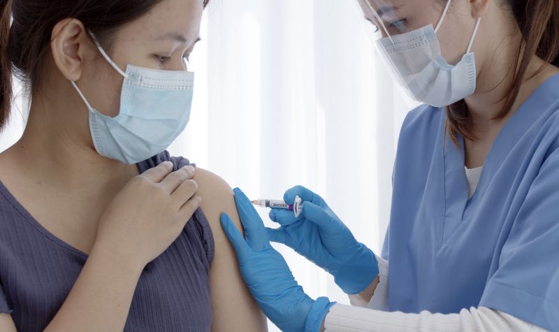 ▲基層醫療協會理事長林應然表示，若台灣要打第四劑疫苗，可以比照美國，針對高風險族群優先施打。（示意圖／shutterstock）