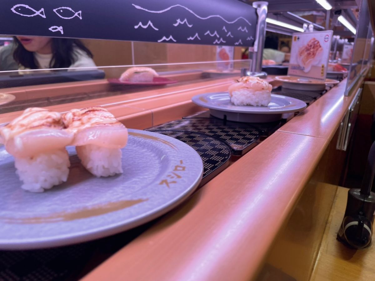 ▲近年來有許多迴轉壽司品牌進駐台灣,成為三五好友相約聚餐的好選擇。(圖/記者張嘉哲攝)