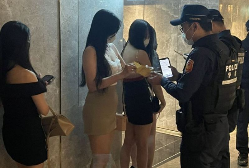 ▲有陪侍八大行業16日0時復業,台北市警局擴大盤查防「偷渡」。(圖/翻攝畫面)