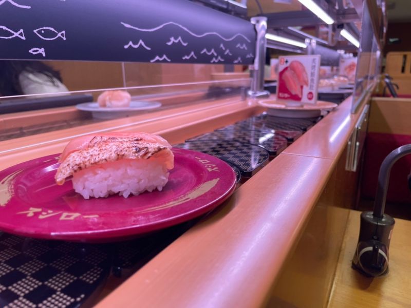 ▲迴轉壽司是許多人愛吃的餐廳類型之一，但你知道哪盤迴轉壽司的成本最低、CP值並不高嗎？（圖/記者張嘉哲攝）