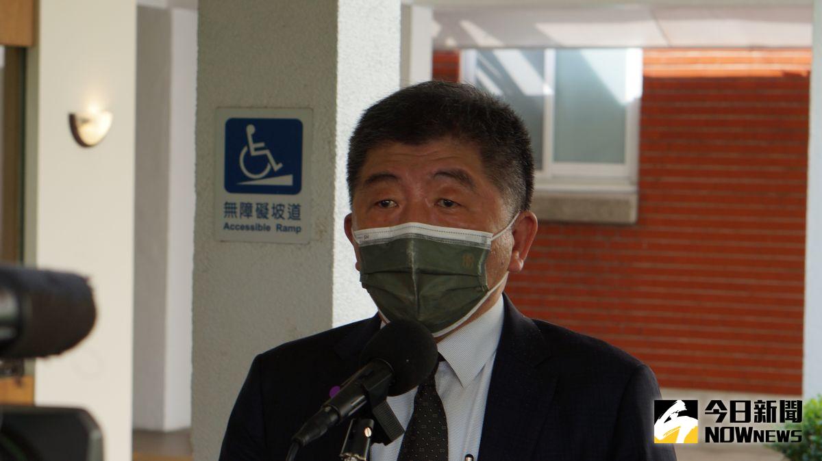 ▲打高端出國補兩劑遭酸不是補打而是「重打」,衛福部長陳時中表示,並不是所有打高端的都要打2劑,是有實際需要都可以來打。(圖/記者呂炯昌攝)