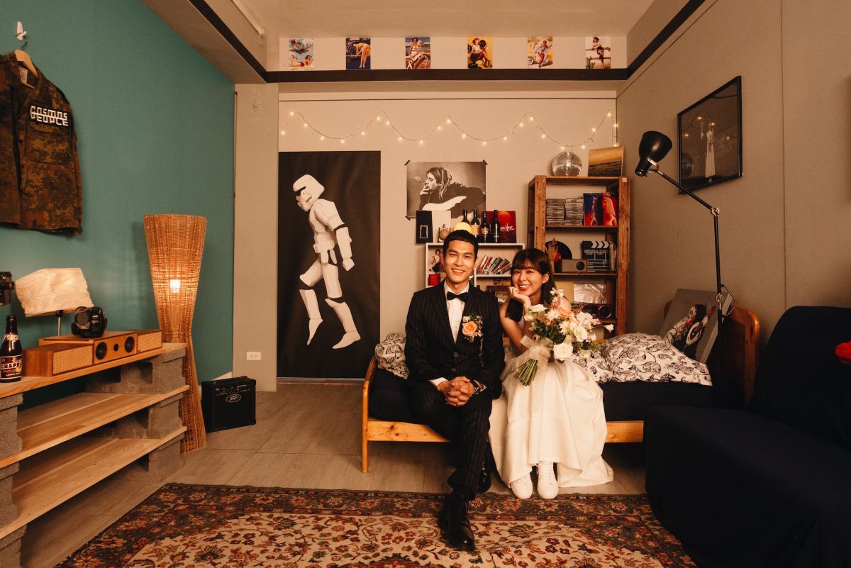 ▲宇宙人阿奎（左）正式升格人夫，與交往8年的插畫家女友33結婚了。（圖／相信音樂提供）