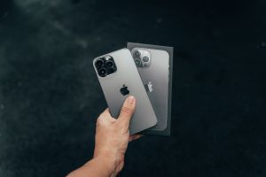 ▲一名網友分享自己的慘痛案例,他的iPhone13 Pro被車子輾過,但「這一處」卻毫髮無傷。(示意圖/取自unsplash) ▲雅虎公布2021年十大熱搜榜,其中由iPhone 13奪冠。(示意圖/取自unsplash)