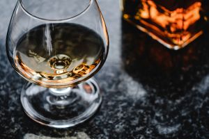 酒 ▲酒能夠讓人快速入睡,但會犧牲良好的睡眠品質(圖/擷取自pexels)