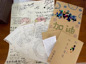 「最想回去上學、會好好加油」瑪莎拉蒂宋生感謝社會幫助 ▲宋同學收到很多祝福和卡片,他說自己會好好加油。(圖/宋媽媽提供,2021.11.16)
