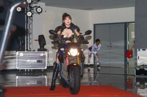 ▲何美曾騎著重機cosplay女騎士。（圖／遊戲橘子提供） 