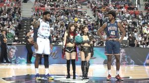 ▲何美（右二）、小茉莉（左二）參與新竹攻城獅開球 。（圖／資料畫面）