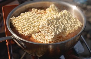 煮泡麵只會加雞蛋?老饕曝「最強」吃法 網讚:意外搭配