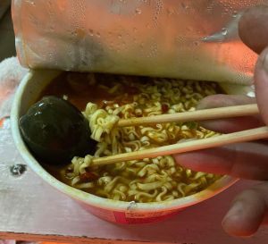 老饕推薦泡麵加皮蛋更好吃。(圖/取自《爆廢公社二館》) ▲老饕推薦泡麵加皮蛋更好吃。(圖/取自《爆廢公社二館》)