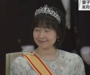 ▲日本天皇德仁，已經結婚脫離皇室的妹妹清子，將出借她的王冠供愛子成年禮時配戴。（圖／翻攝自NHK）