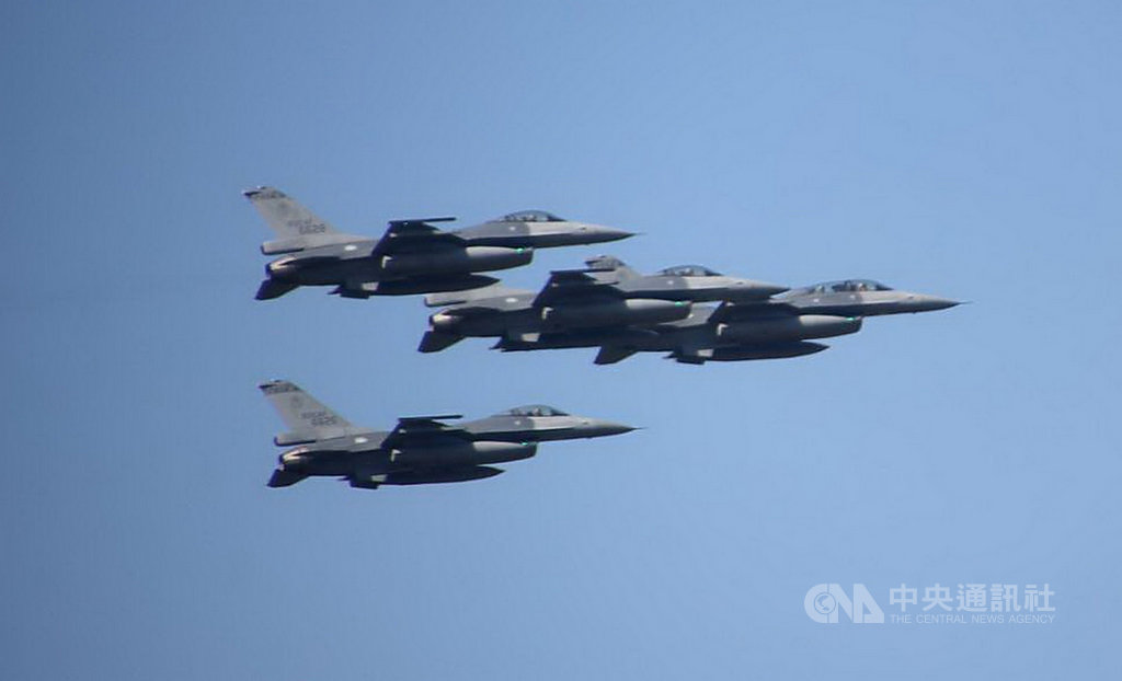 ▲空軍首支F-16V作戰隊18日將成軍，16日在嘉義水上基地進行戰機飛行操演。（讀者提供）中央社記者蔡智明傳真 110年11月16日