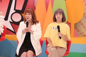 黃鐙輝岳母讓孫子「席地而睡」 路人於心不忍丟錢施捨