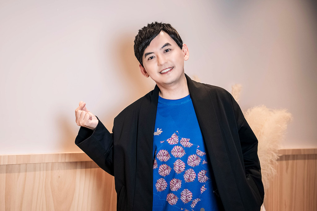 ▲黃子佼曾獲得9座金鐘獎，年收入突破4000多萬，粘嫦鈺則認為他一年至少賺8000萬元，才會急著想復出。（圖／資料照）