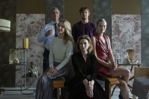 ▲艾力克斯派帝佛(後中),找來自己的資深劇場演員父親理查派帝佛(後左)共同演出新片。(圖/采昌國際多媒體) ▲艾力克斯派帝佛(後中),找來自己的資深劇場演員父親理查派帝佛(後左)共同演出新片。(圖/采昌國際多媒體)