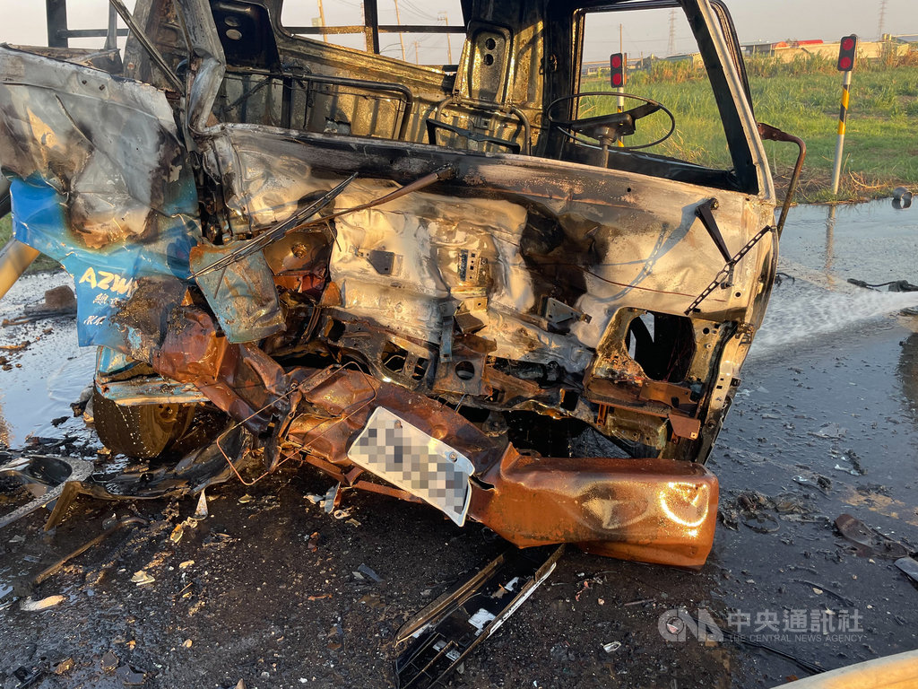 ▲台南市柳營區16日下午發生小貨車和自小客車相撞意外，小貨車起火，2車駕駛受傷送醫。（圖／台南市消防局提供 中央社記者張榮祥台南傳真 110年11月16日）