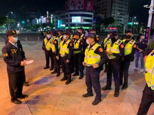 高市警連續5天動員550名警力執行擴大臨檢及取締酒駕路檢勤務,並全面臨檢轄內八大業者。(圖/苓雅分局提供) ▲高市警連續5天動員550名警力執行擴大臨檢及取締酒駕路檢勤務,並全面臨檢轄內八大業者。(圖/苓雅分局提供)