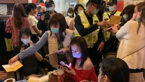高市警配合衛生局臨檢,查察業者及顧客有無依中央流行疫情中心復業之相關指引規定辦理。(圖/苓雅分局提供) ▲高市警配合衛生局臨檢,查察業者及顧客有無依中央流行疫情中心復業之相關指引規定辦理。(圖/苓雅分局提供)