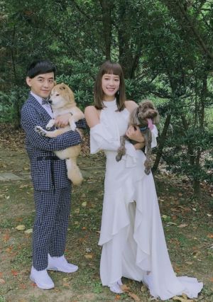 黃子佼 ▲黃子佼和孟耿如拍婚紗照,愛犬「元氣」和「yabi」都入鏡。(圖/翻攝黃子佼FB)