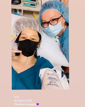 徐若瑄 ▲徐若瑄稱讚女醫師很溫柔,開心比出勝利手勢。(圖/翻攝徐若瑄FB)
