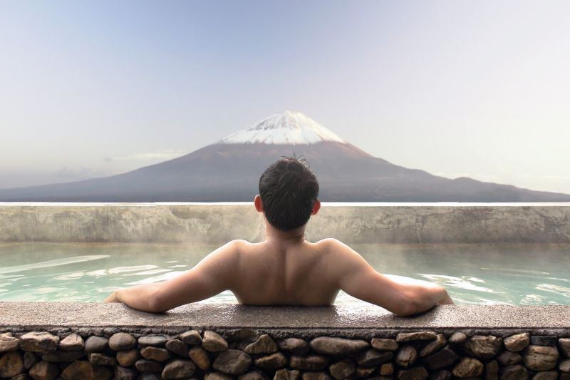 ▲原PO詢問穿泳衣泡湯和裸體泡湯的差別。（示意圖／Shutterstock）