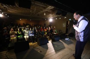 綠與新住民談公投　鄭文燦、林飛帆盼投票保護第2個家
