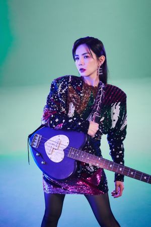 Ella無酬出演魚丁糸歌曲《我就是個樸實無華的Bass手》MV。(圖/環球音樂提供) ▲Ella無酬出演魚丁糸歌曲《我就是個樸實無華的Bass手》MV。(圖/環球音樂提供)