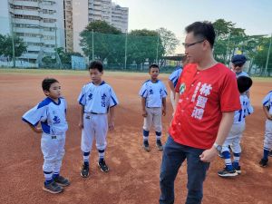 ▲林智鴻與忠孝國小棒球選手互動了解球員所需。（圖／高市府提供）