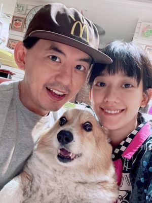 ▲黃子佼(左)呵護孕妻孟耿如,吵架會讓步。(圖/翻攝孟耿如臉書) ▲黃子佼(左)呵護孕妻孟耿如,吵架會讓步。(圖/翻攝孟耿如臉書)