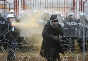 白俄邊界危機升高　波蘭部隊對移民發射催淚瓦斯
