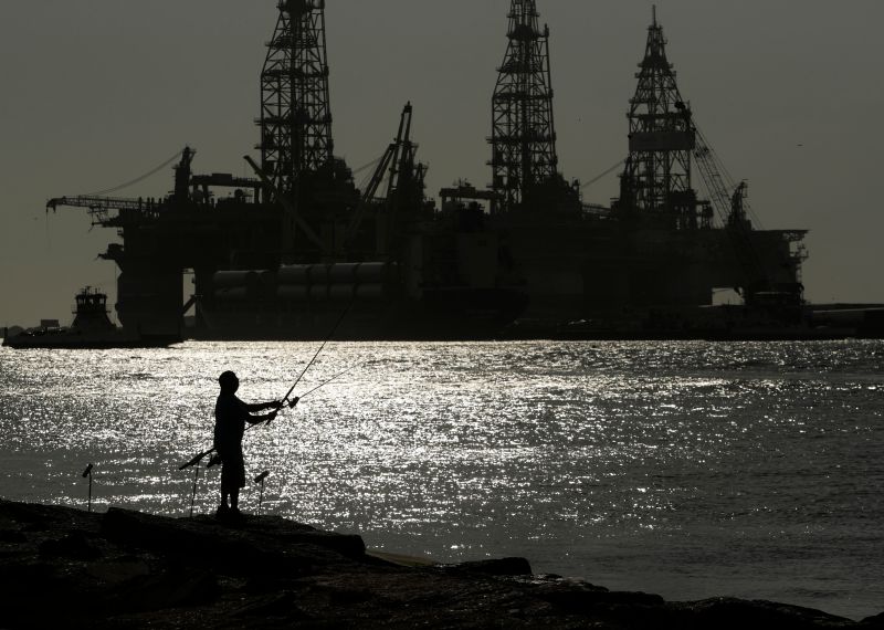 ▲小島國家在COP27上帶頭呼籲對石油公司賺取的暴利課稅，將稅金拿來賠償天災造成的損失，並敦促制定「不擴散條約」來停止生產化石燃料。（圖／美聯社／達志影像）