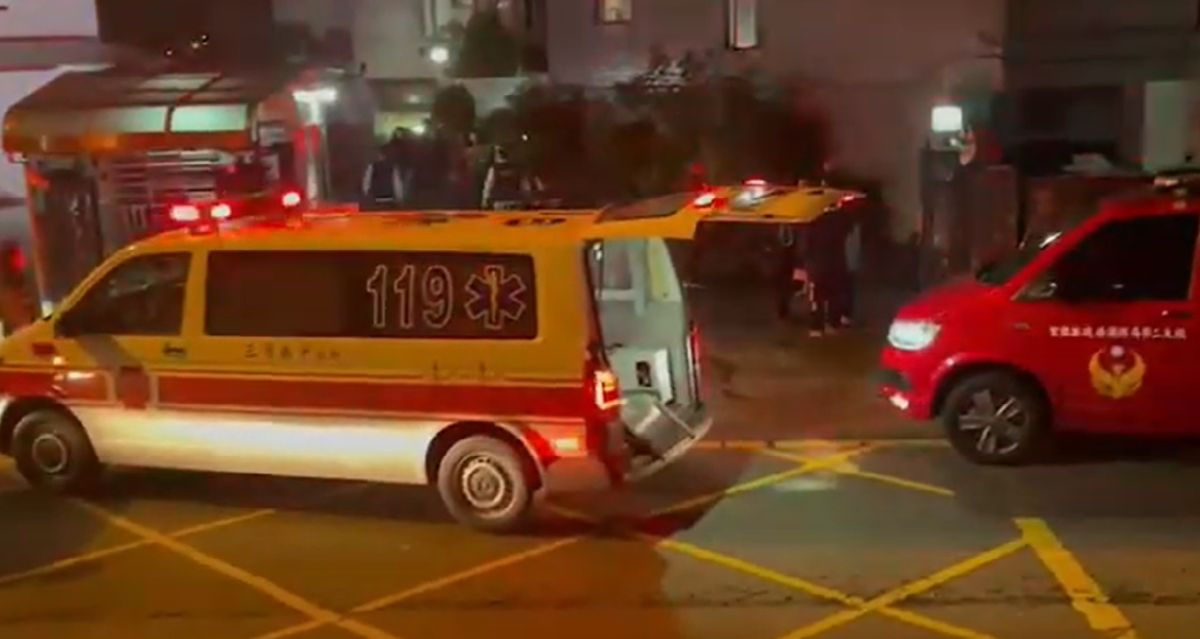 ▲宜蘭羅東鎮一處民宅，今（17）日晚間6點多傳出火警，現場有2位男子受傷，其中一位左手掌被炸斷，送醫急救中。（圖／翻攝畫面）