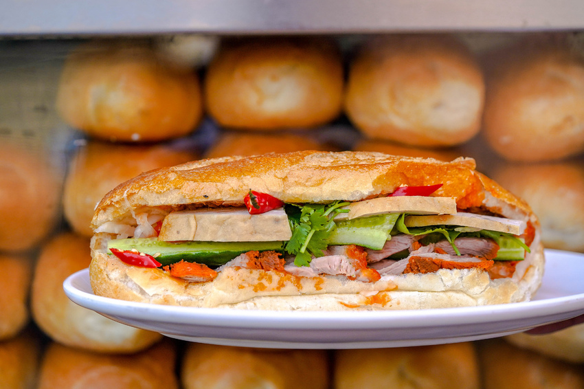 ▲越南法國麵包爆紅！跟傳統法國麵包不同之處曝光，由來、做法大公開。近日躍上新聞版面的忠貞市場美食「阿箴」，（箴，注音ㄓㄣ），受歡迎原因也曝光。（圖／新光三越提供）