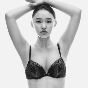 林允 ▲林允拍攝內衣廣告性感身材。(圖/翻攝林允微博)
