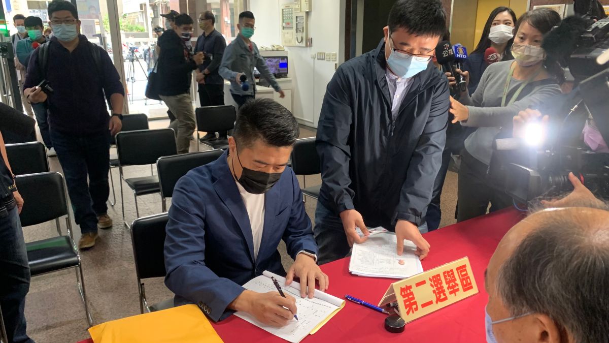 ▲顏寬恒今帶著一名助理,到台中市選委會完成登記。(圖/記者顏幸如攝,2021.11.18)
